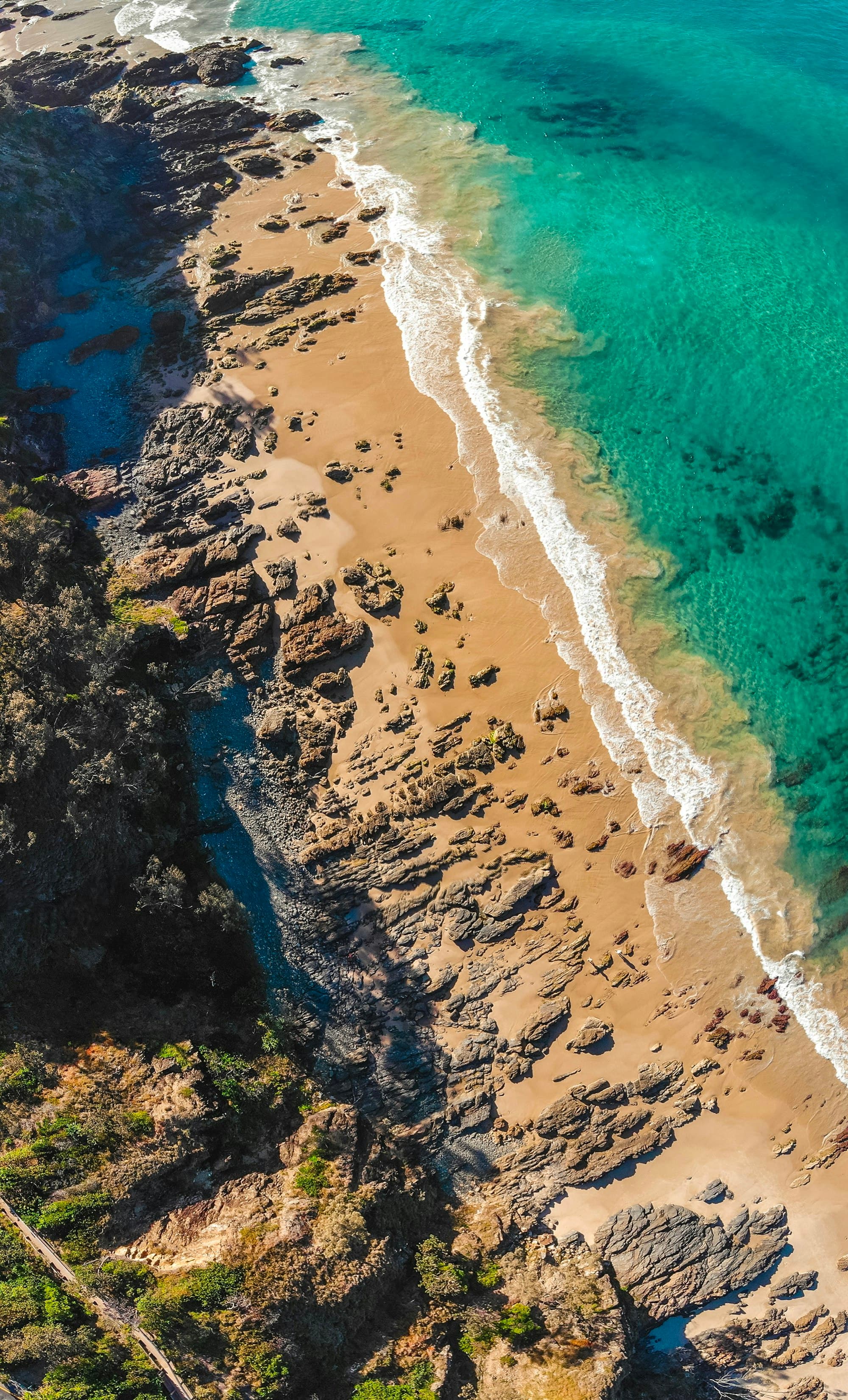 Loddrett luftfoto av strandsone
